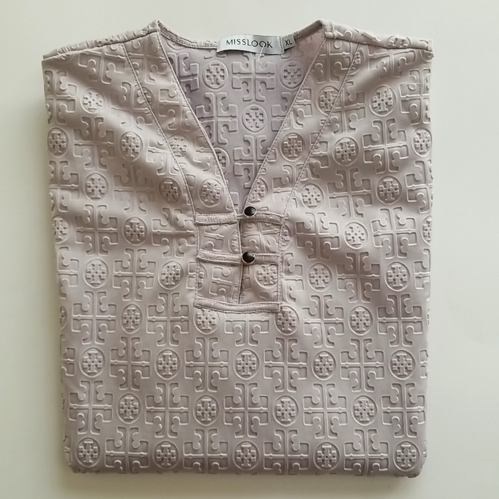 💲🩷⬇️ NWOT | Grey Tunic Embossed Pattern Size XL